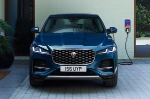 Jaguar F-PACE con un cargador JuiceBox de Endesa X